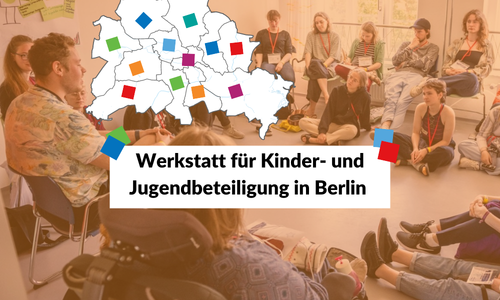 Das Bildzeit junge Menschen, die sich in einem Kreis sitzen und sich unterhalten. Es ist eine Karte der Stadt Berlin zusehen mit vielen bunten Vierecken und dem Titel "Werkstatt für Kinder- und Jugendbeteiligung Berlin"