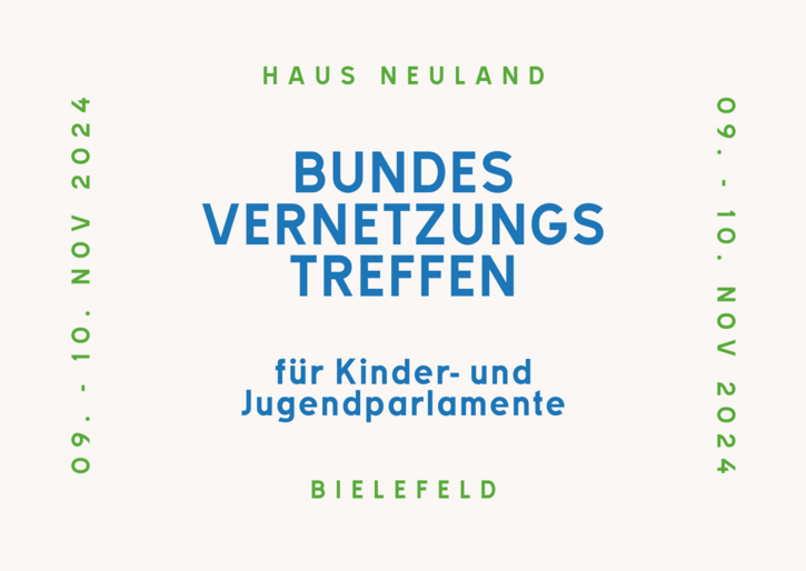 Ein beigener Hintergrund, auf dem mit grüner Schrift "Haus Neuland" und "Bielefeld" und in blauer Schrift "Bundesvernetzungstreffen für Kinder- und Jugendparlamente" steht.