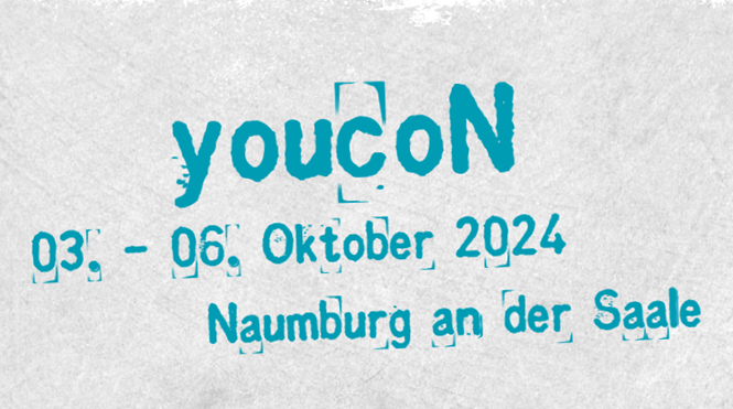 Ein Bild mit gräulichen Hintergrund und blauem Schriftzug, auf dem "youcoN 03. - 06. Oktober 2024 Naumburg an der Saale" steht.