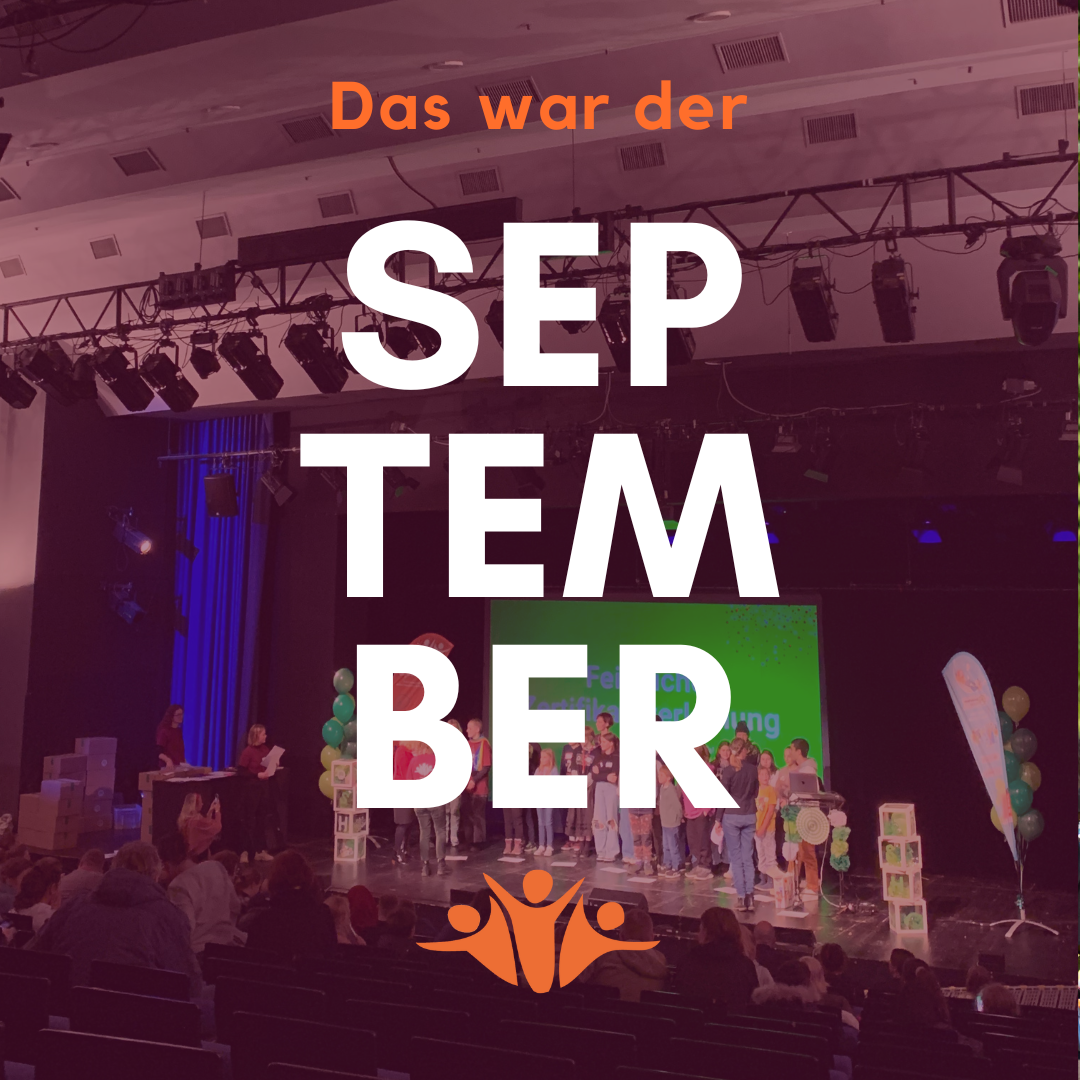 Auf dem Bild steht: Das war der September. Außerdem ist das Logo der Servicestelle Jugendbeteiligung abgebildet.