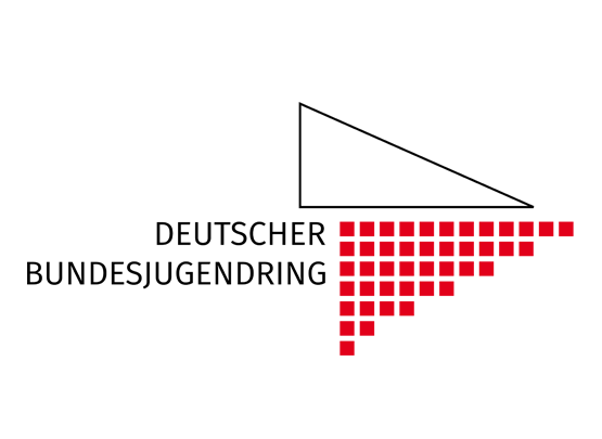 Überschrift: "Deutscher Bundesjugendring". Daneben zu sehen ist eine schwarze Umrandung eines Dreiecks + ein rotes umgedrehtes Dreieck, bestehend aus kleinen Würfeln